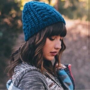 4/$20💖Teal Knit Braided Beanie